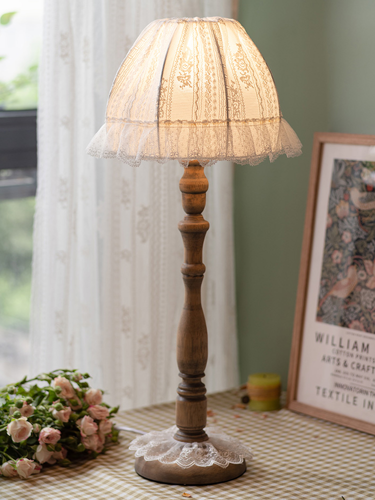 European Solid Wood Table Lamp - Desk Setup Wallpaper recension och pris
